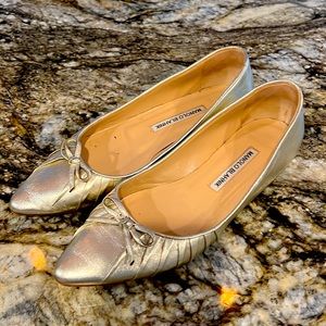 Gold flat Manolo Blahnik shoes. Size 37. Very good condition!